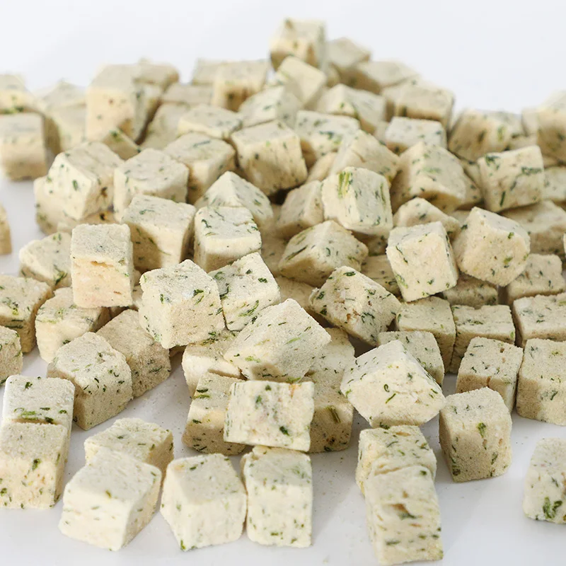Manufacture Supply Bulk palatability dog cat snack High quality Dry Freeze-Dried Chicken and Spinach Cubes Pet Food OEM