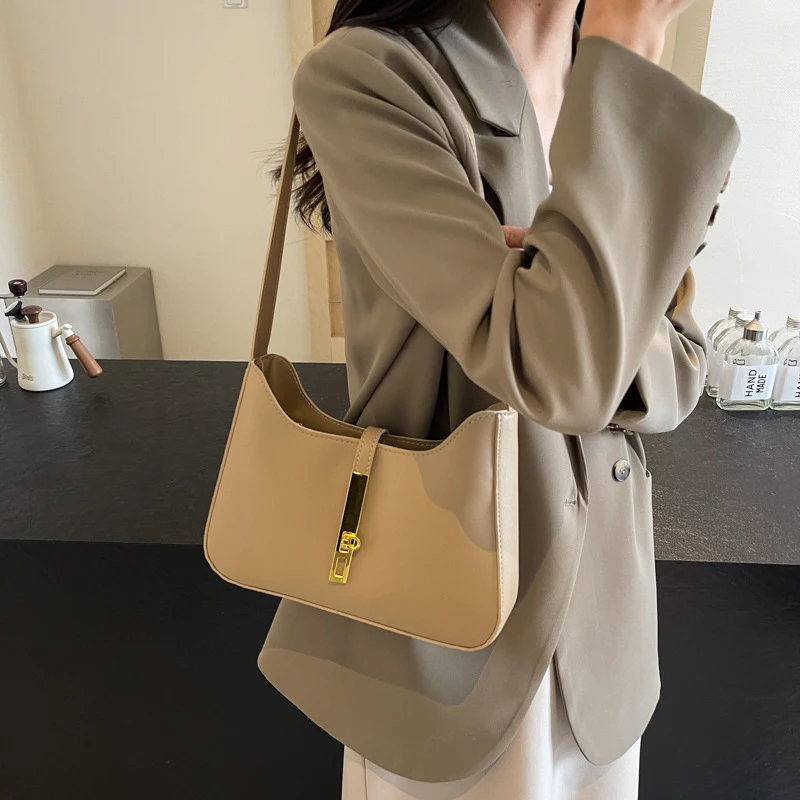 Student casual temperament simple retro shoulder bag Solid color fashion lock buckle shoulder simple commuting shoulder bag