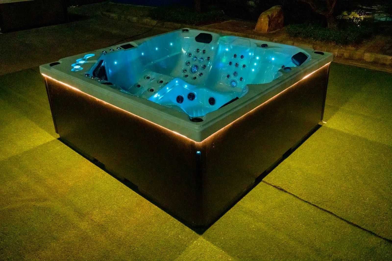 China Jacuzzier Manufacturer 220V/380V/110V Outdoor Spa Hot Tub Massage Tub 5 Persons