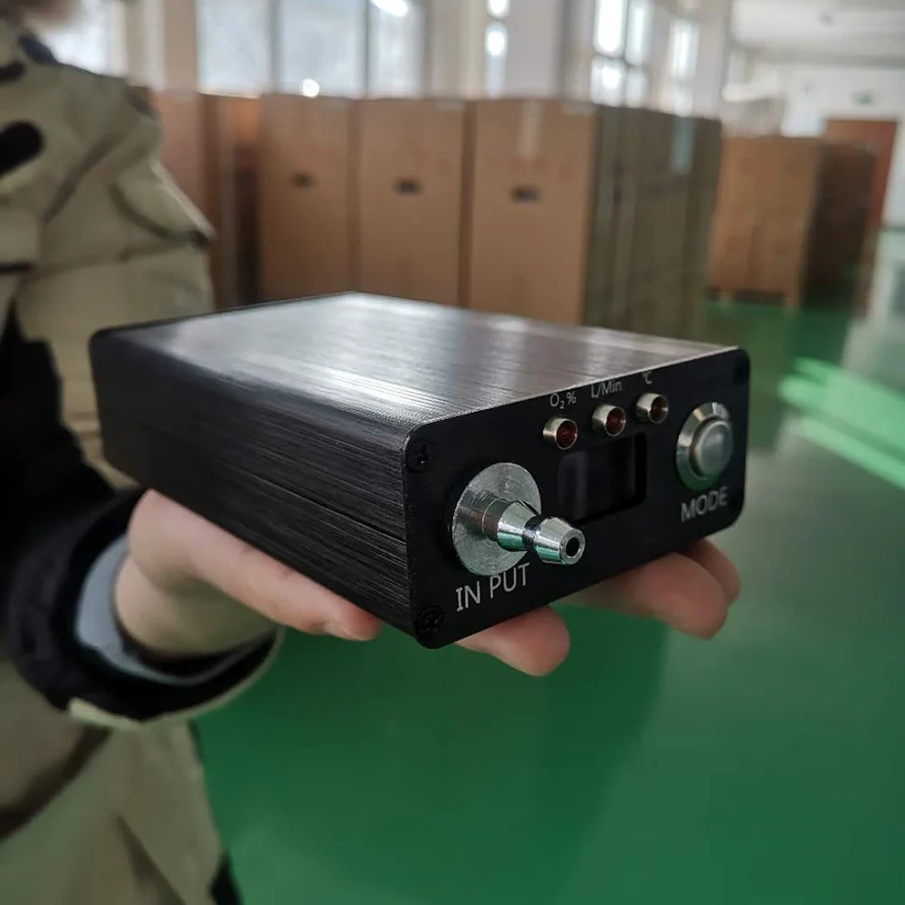 Hand held portable oxygen purity analyzer