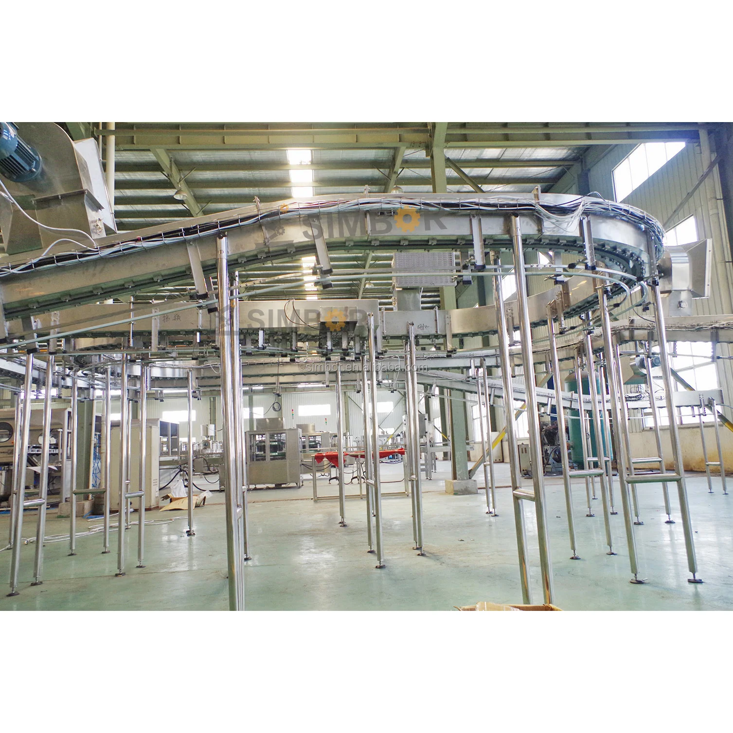 juice water cola milk empty plastic bottle air blow feed conveyor tunnel blow air drink bottle feed tunnel conveyor