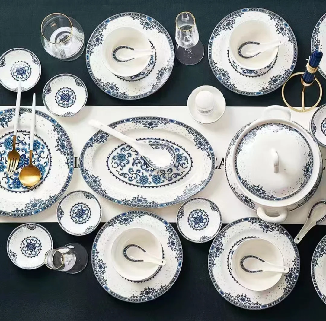 Porcelain Tableware Set Luxury 18-head Blue and White Dinnerware Sets Ceramic Blue Italian Teapot Napkin Rings Set of 4