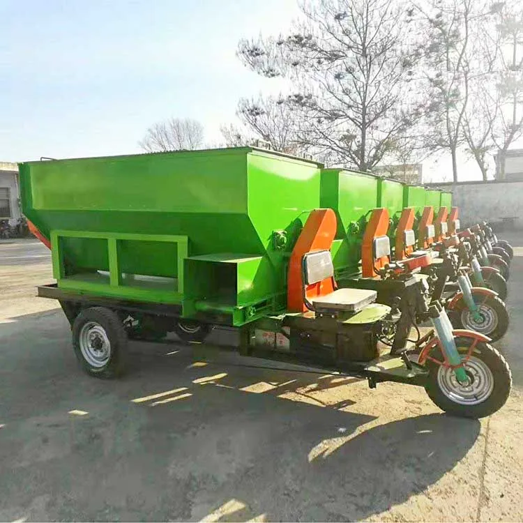 Automatic Poultry Cow Fodder Crushing and Animal Feed Mixing Machine Cattle Feed TMR Feed Mixer Car