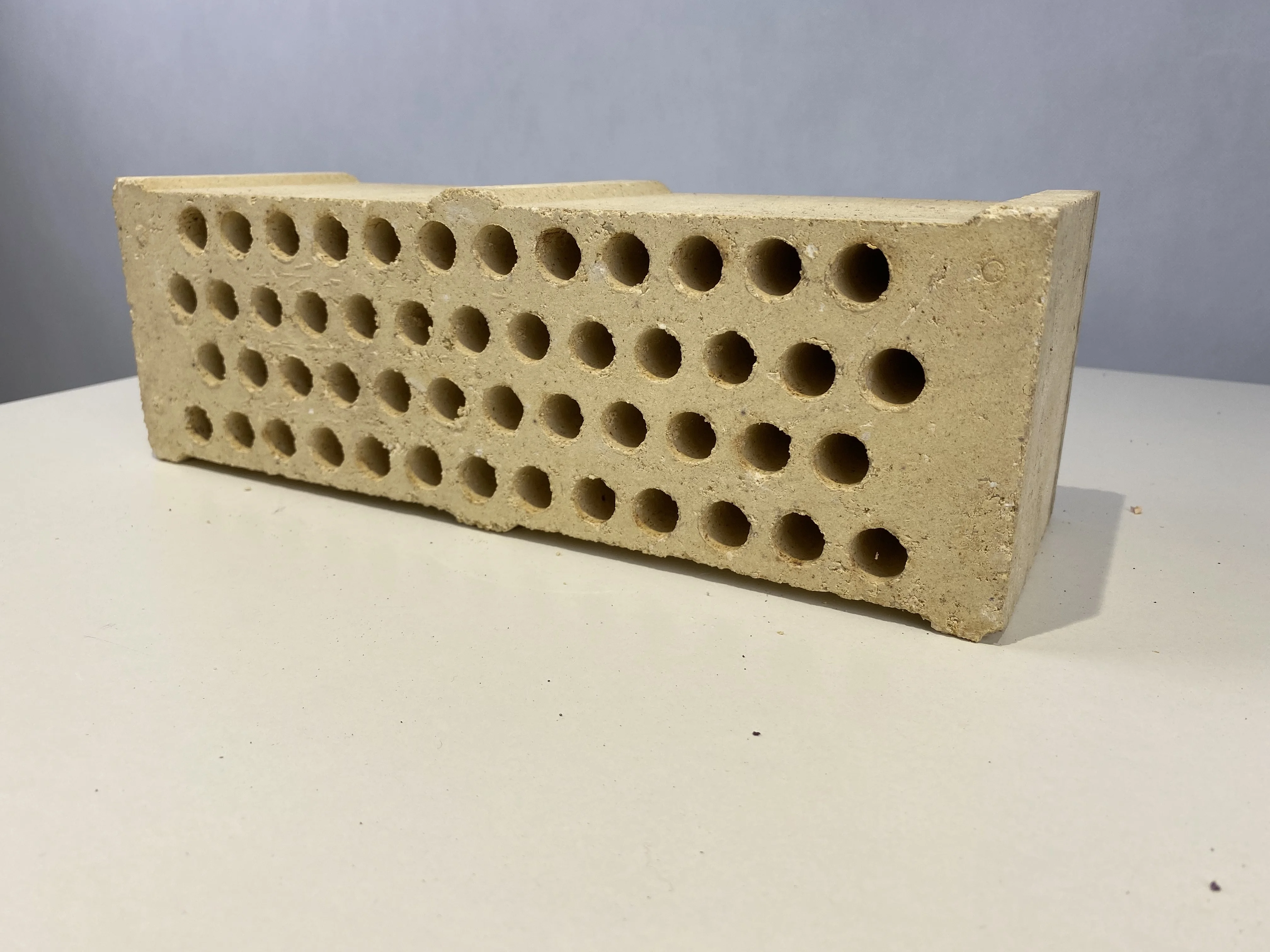 The best-selling high alumina refractory bricks are used in blast furnaces, electric furnaces, and hot blast furnaces