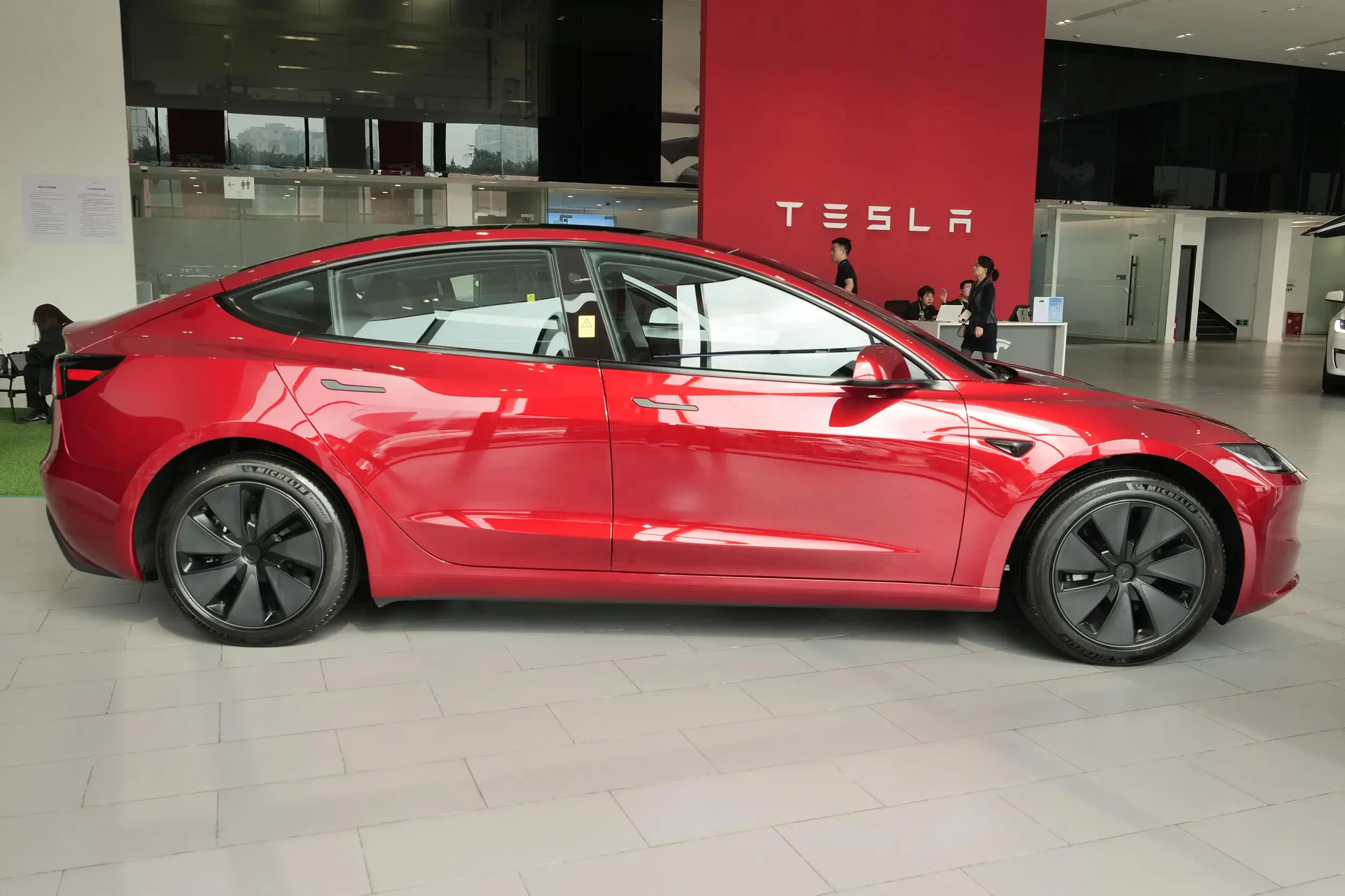 Электрический автомобиль Tesla Model 3 200 км/ч 1760 кг 4 двери 5 мест