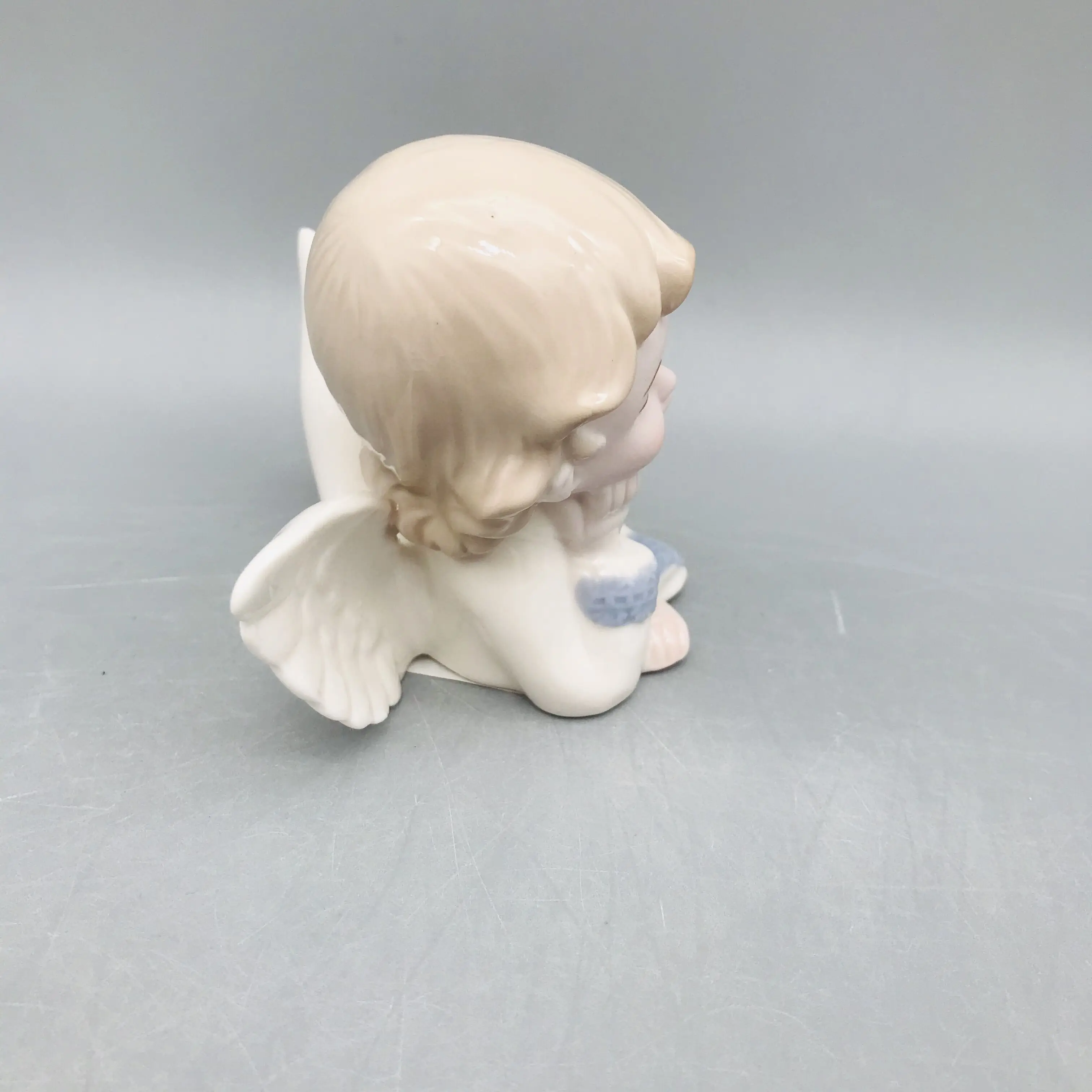 Factory directly supplies porcelain half-body angel figurine