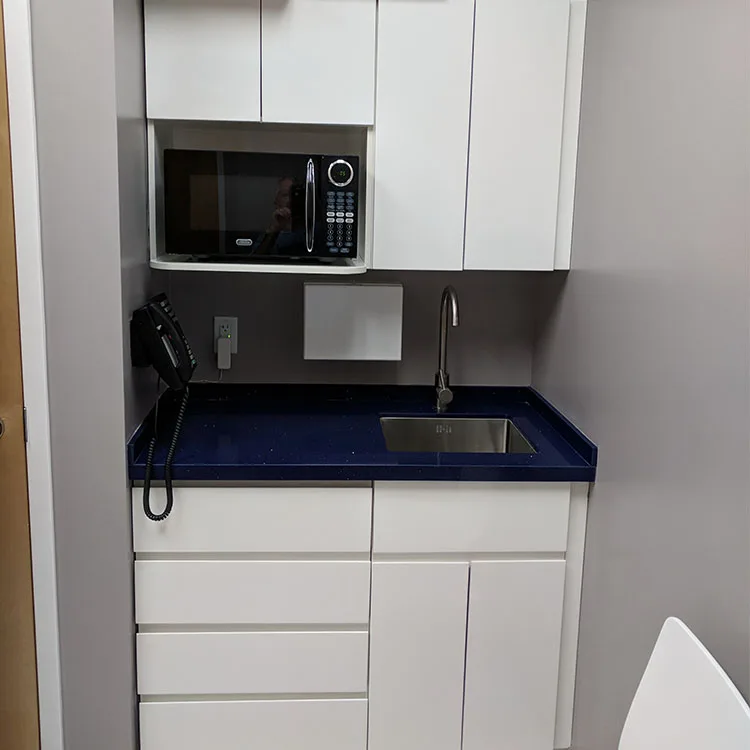 Проект американской стоматологической клиники белые лакированные шкафы шкаф для хранения стойка регистрации с синим кварцем каменная