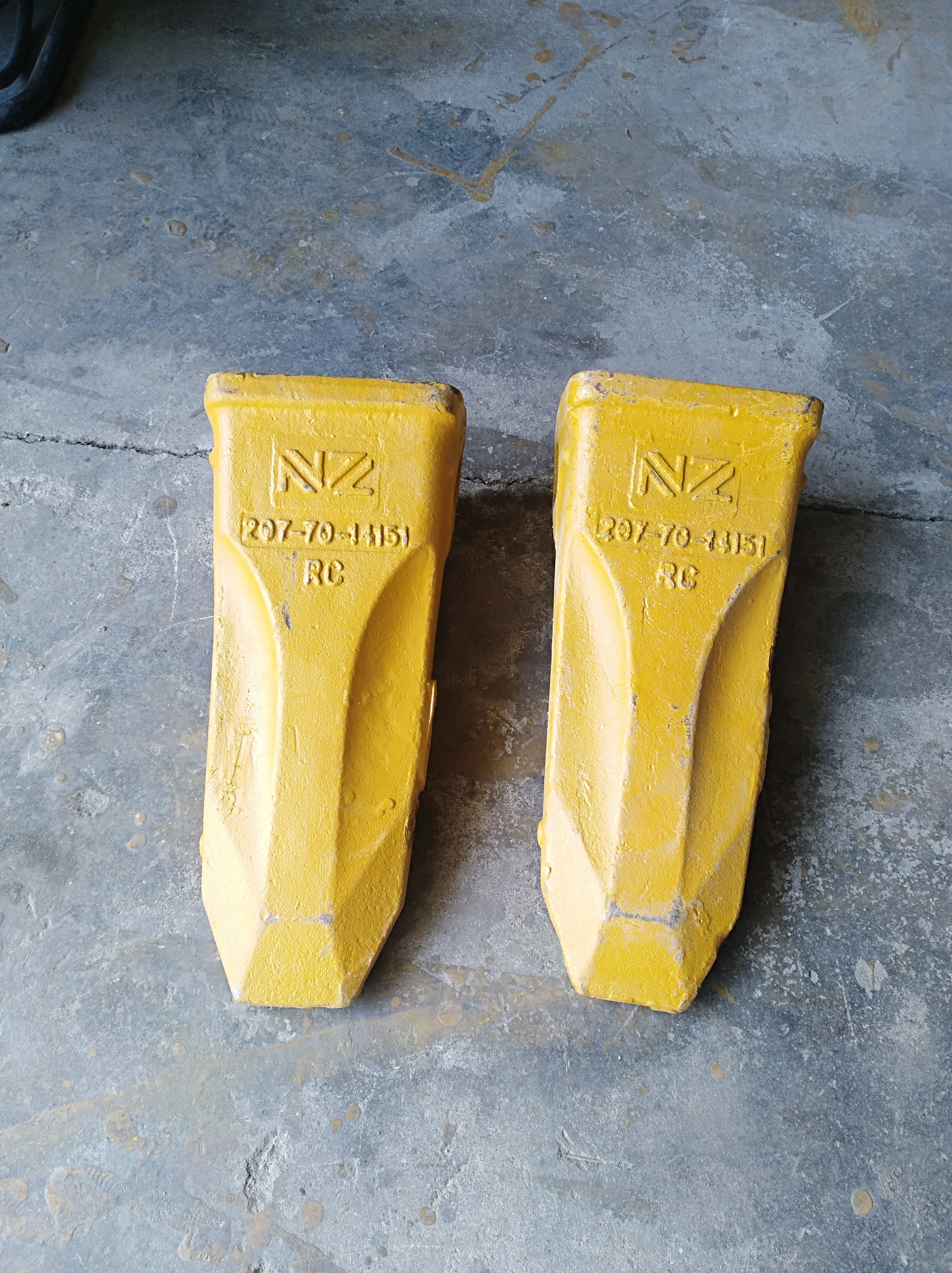 PC220 spare parts bucket tooth 206-70-48610 207-70-14151 with good price