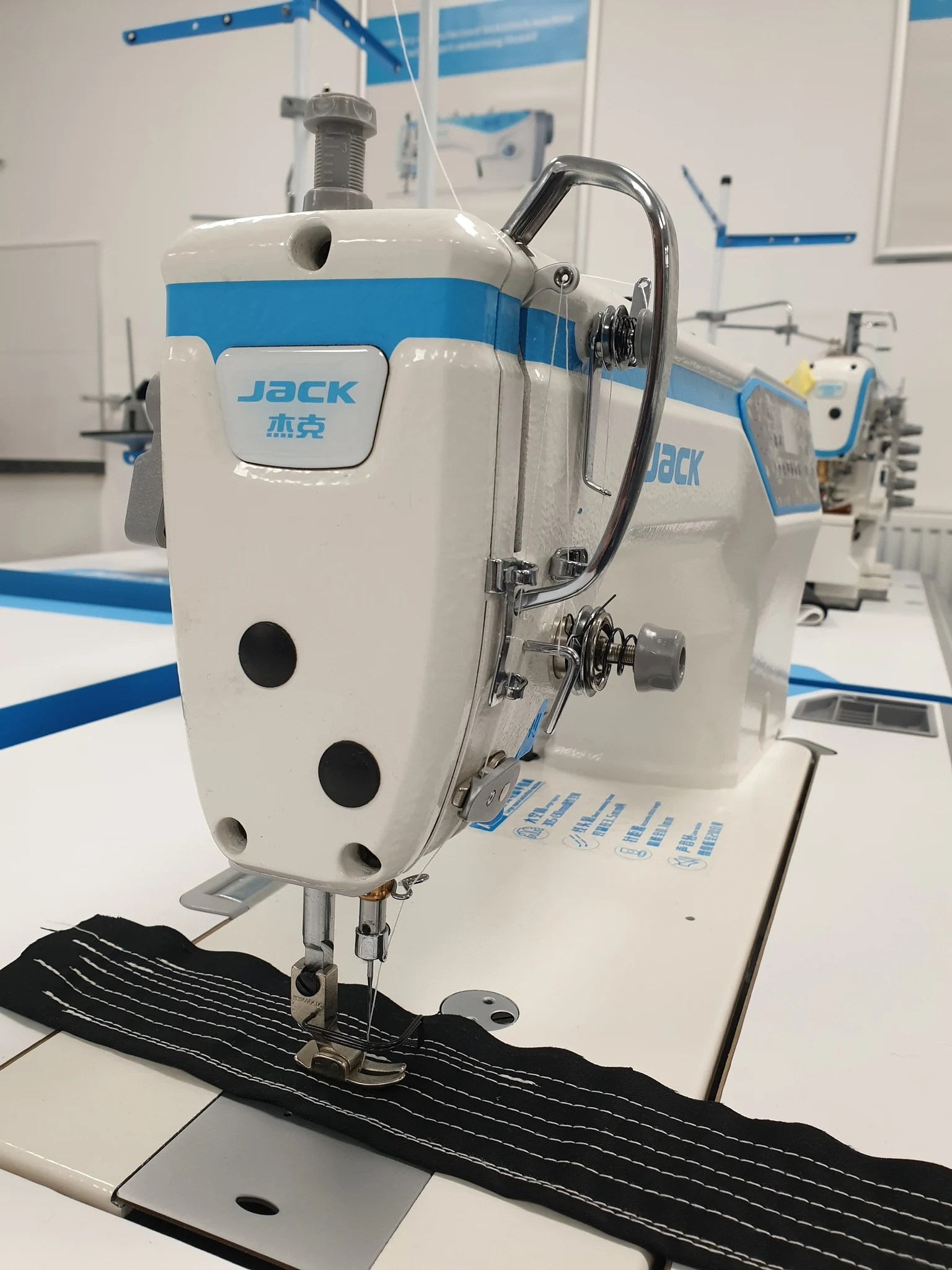 100% original JACK A5E High Speed Computerized Lockstitch High Overlapping Ratio Industrial Sewing Machine ready to ship