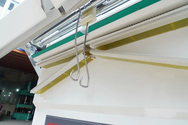 Clothes packing machine