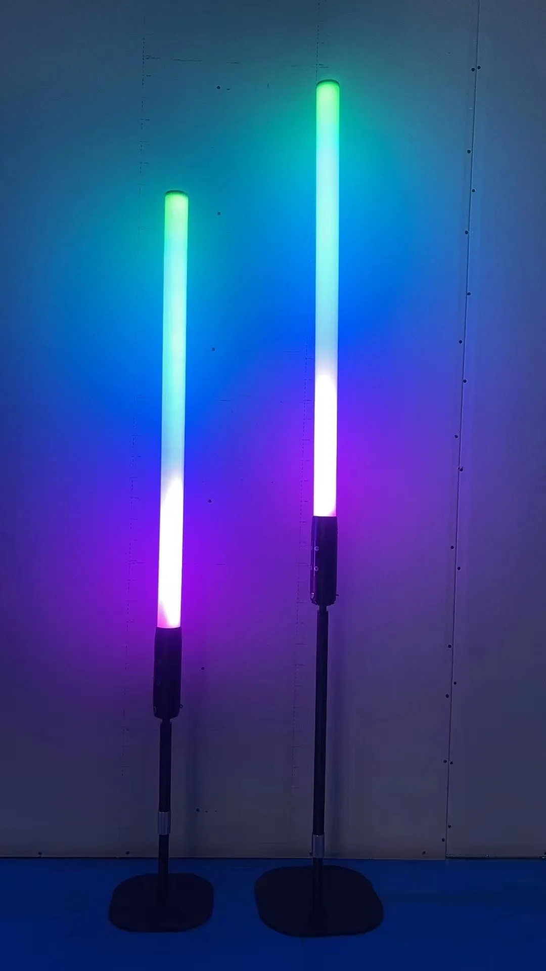 Battery Pixel Led 360 RGB Tube Light IP65 design with ArtNet 8ps packed with case and lifting stand