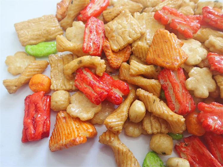 Оптовая продажа удобные Сменные жареные китайские знаменитые вкусные закуски халяльный Японский Рисовый крекер разноцветный