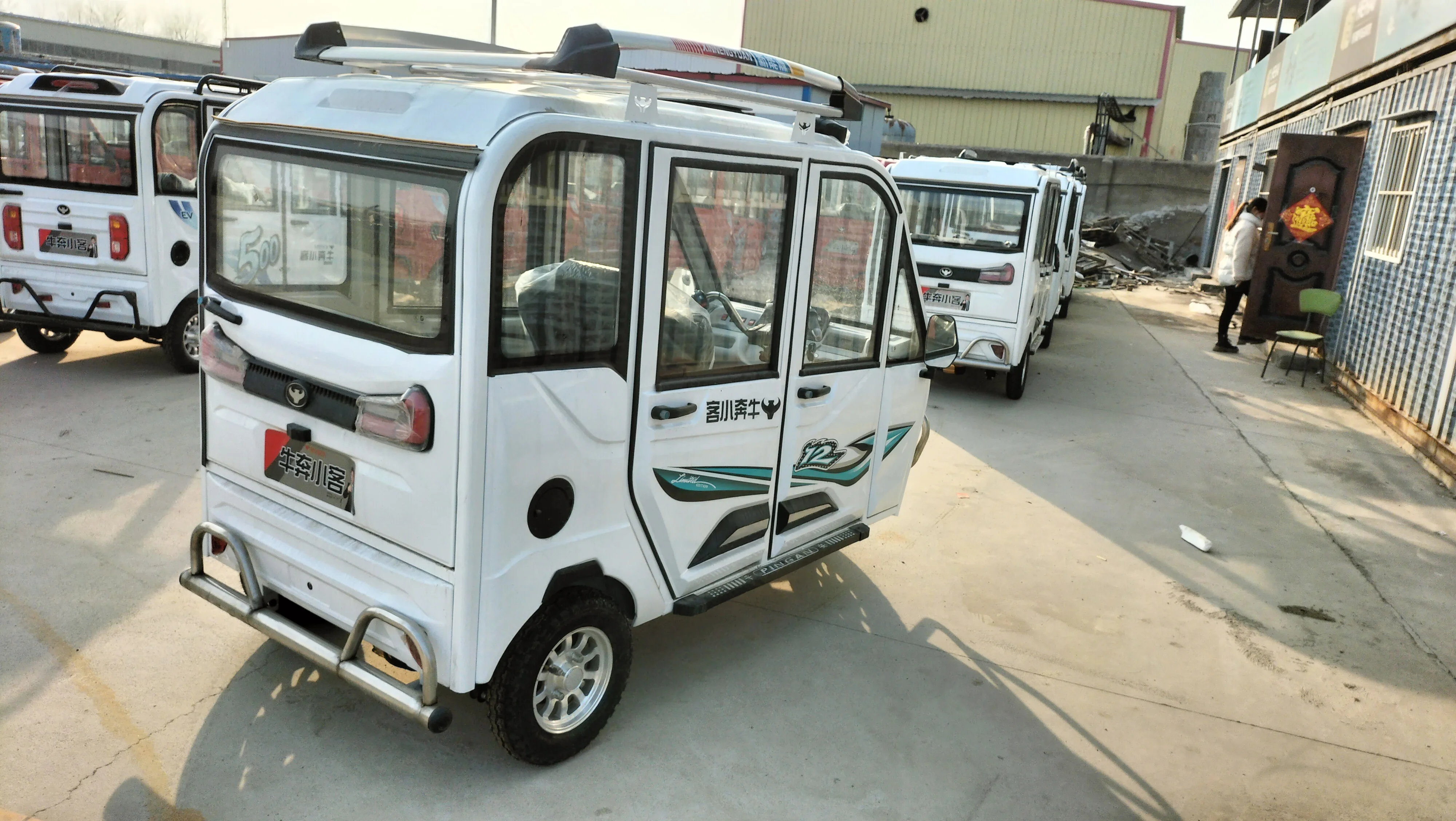 Hot sale of cheap enclosed adult three-wheeled goods electric three-wheeled motorcycles passenger tricycles