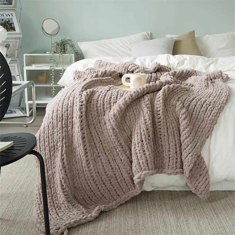 2024 New Arrival Soft And Comfortable Solid Chenille  Knitted Throw Blanket For Winter Home Decoration Sofa And Travel WSQ