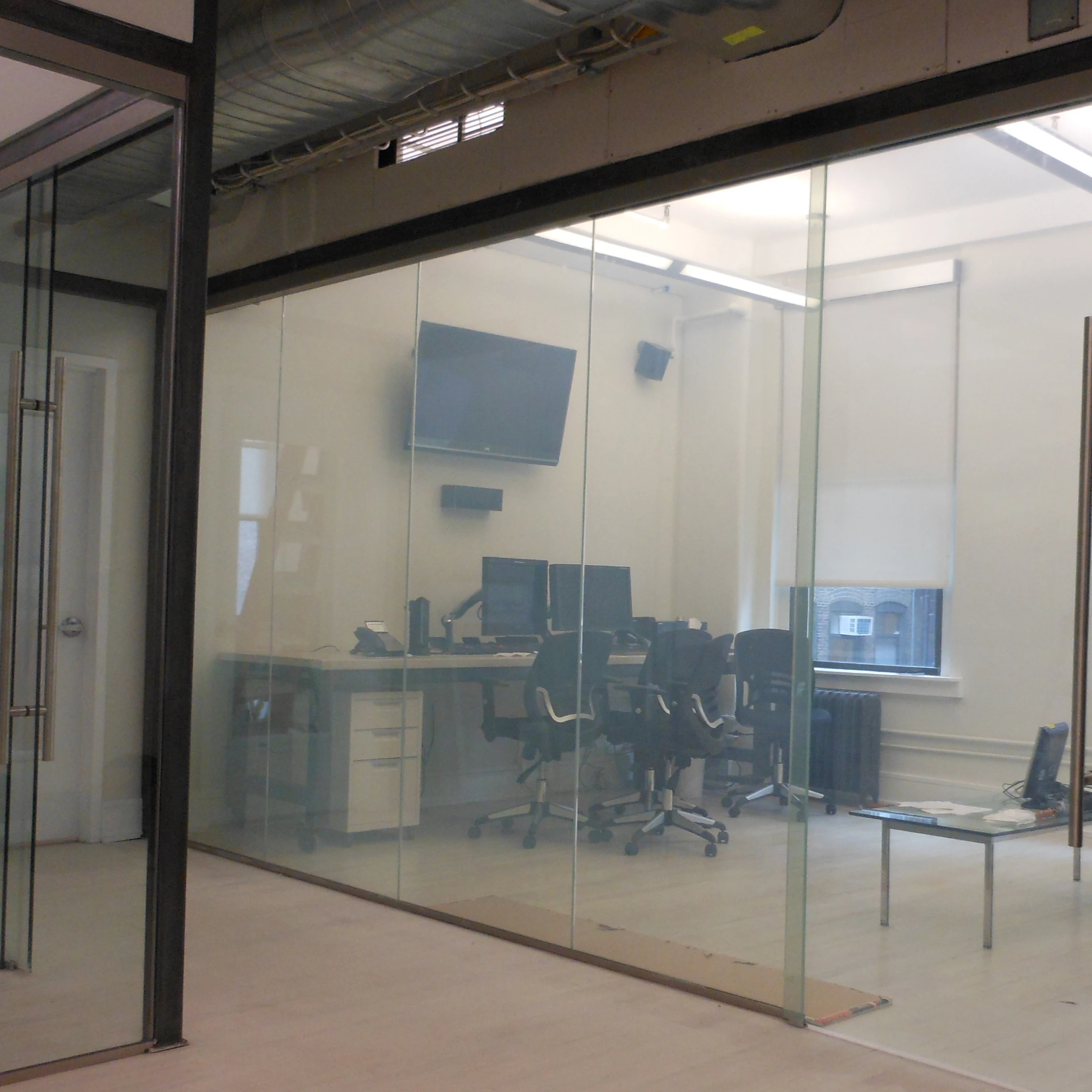 Dynamic Electronic Intelligent Dimming Glass