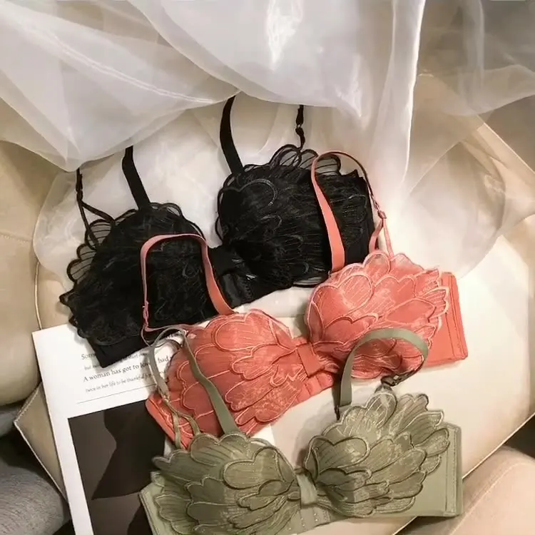 Japan and South Korea invisible underwear white rimless small chest gathered on the support adjustable strapless bra