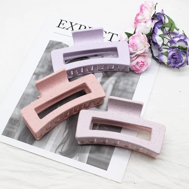 Wholesalers Hollow Out Korean Classic Claw Hair Clips Plastic Medium Ponytail Clip Hair Claw Clip