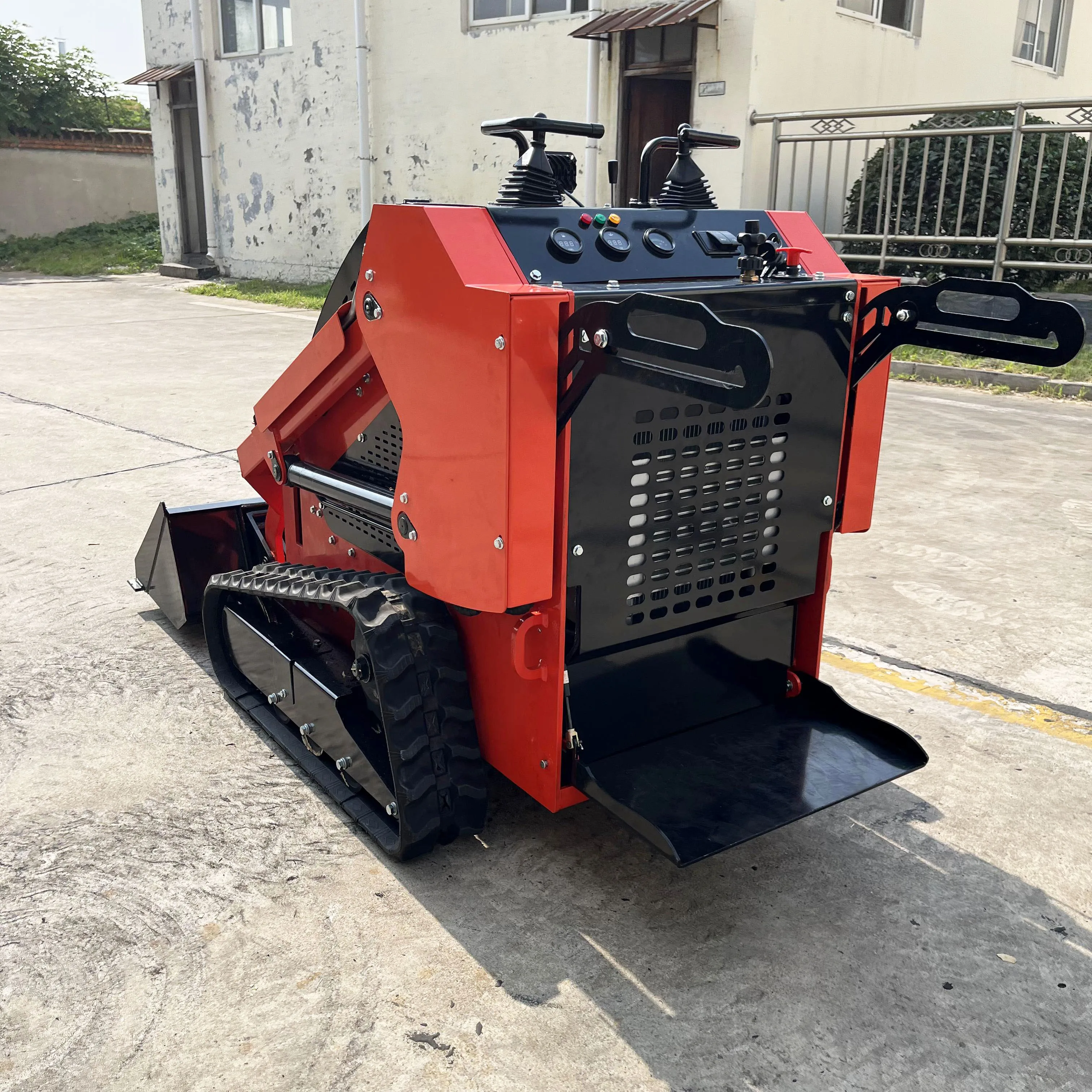 YIKANG Mini loader is versatile and easy to use for newcomers