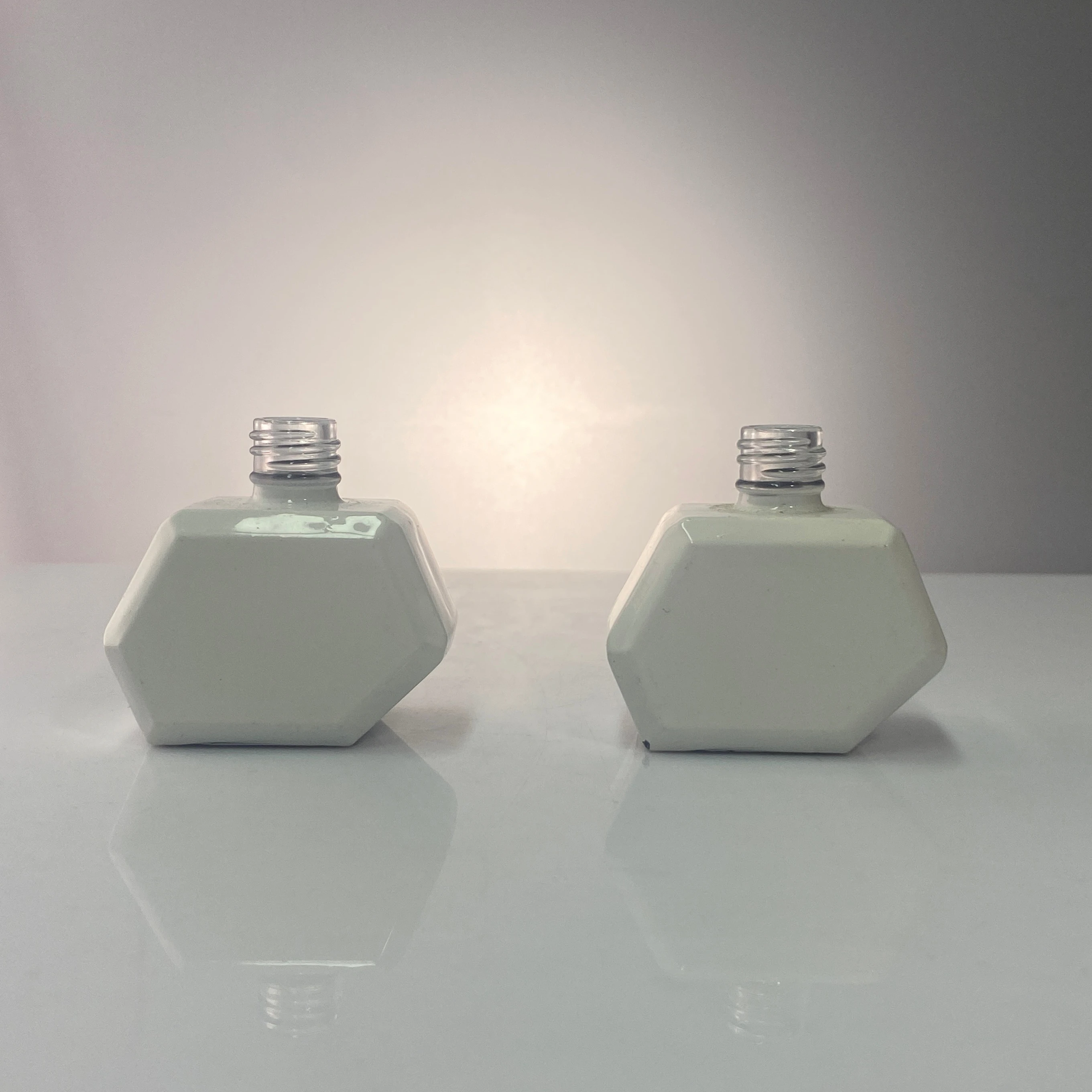 2022 New design special empty glass bottle nail polish bottles with brush cap 18.5ml