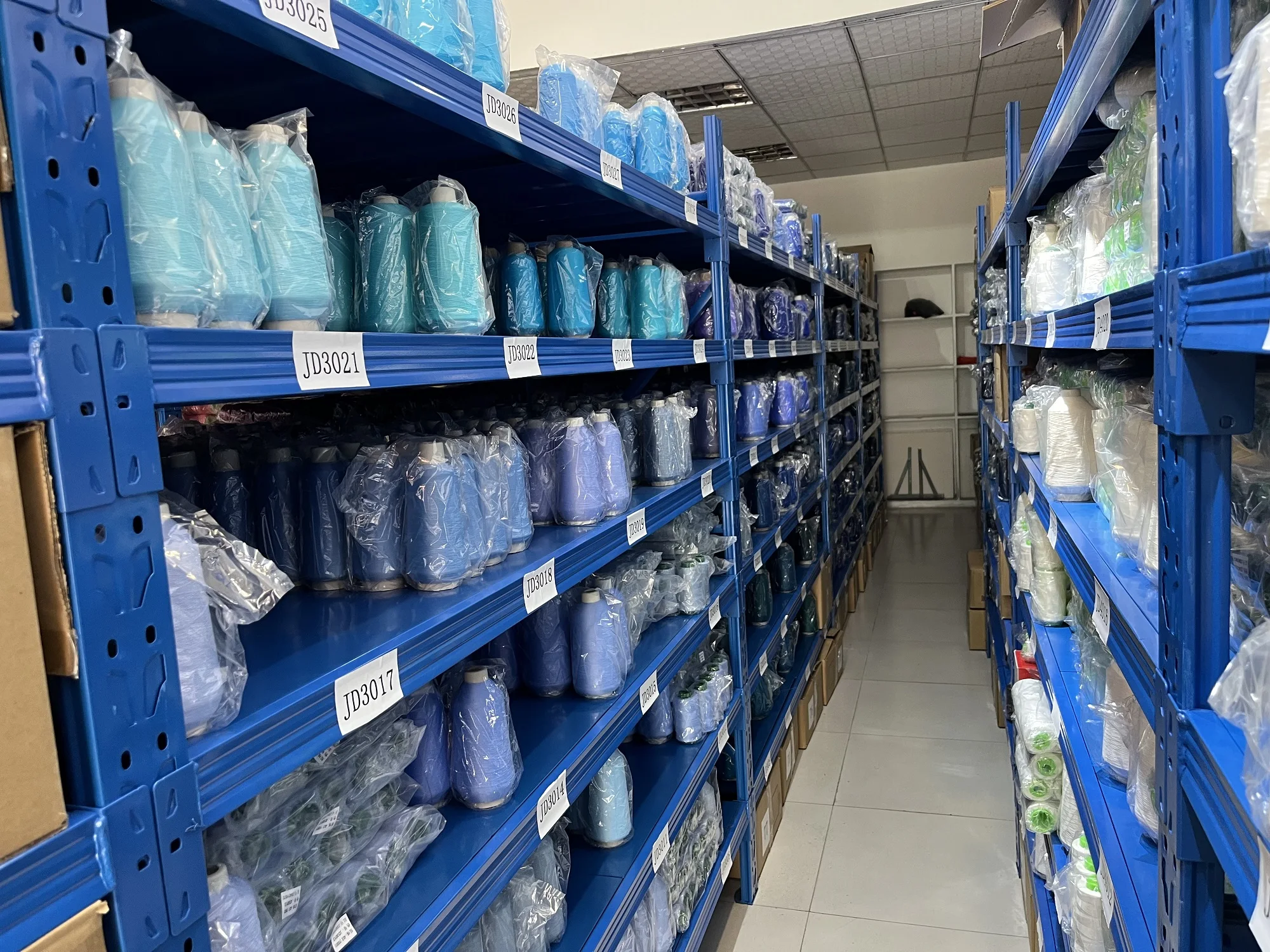 100 Recycled GRS sewing thread recycled Polyester 40/2  SpunPoly  4000Y for industrial sewing machine