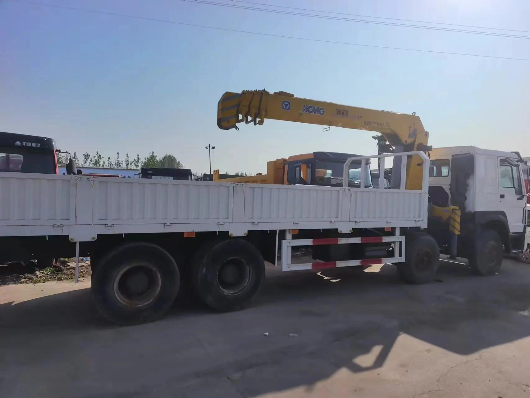 The used SINOTRUK diesel 8X4 6 Ton 8 Ton 12 Ton telescopic boom truck mounted crane trucks is in good condition for HOWO
