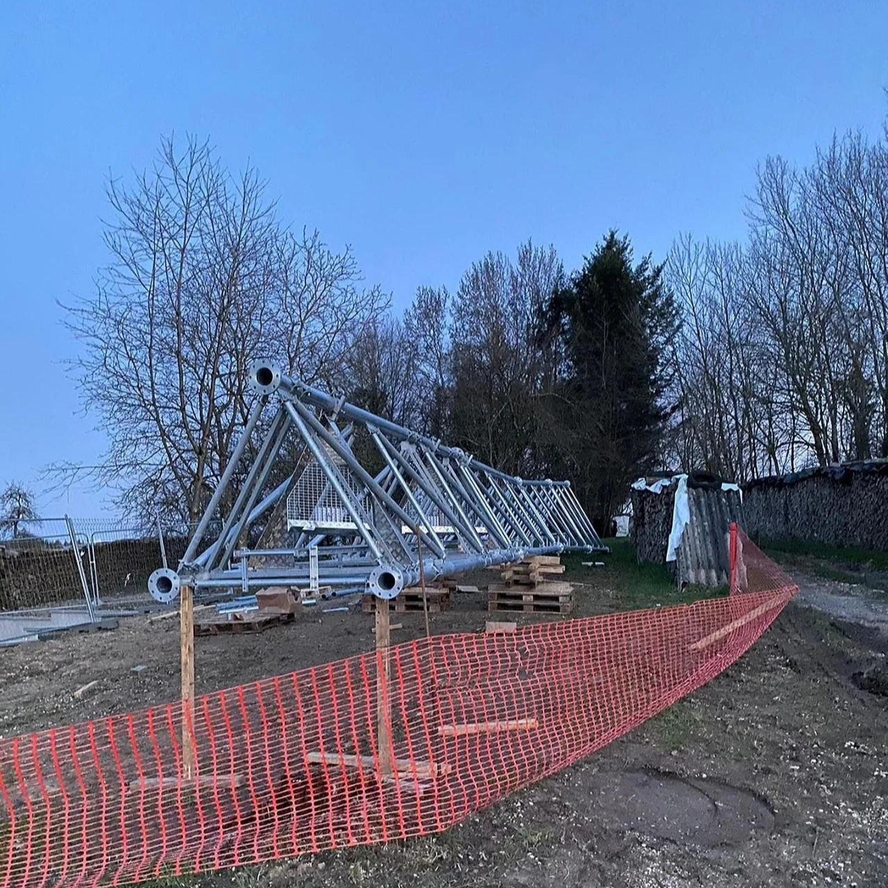 
3 legged tubular telecommunication steel galvanized tower with brackets,fall arrest,aircraft warning light etc accessories 