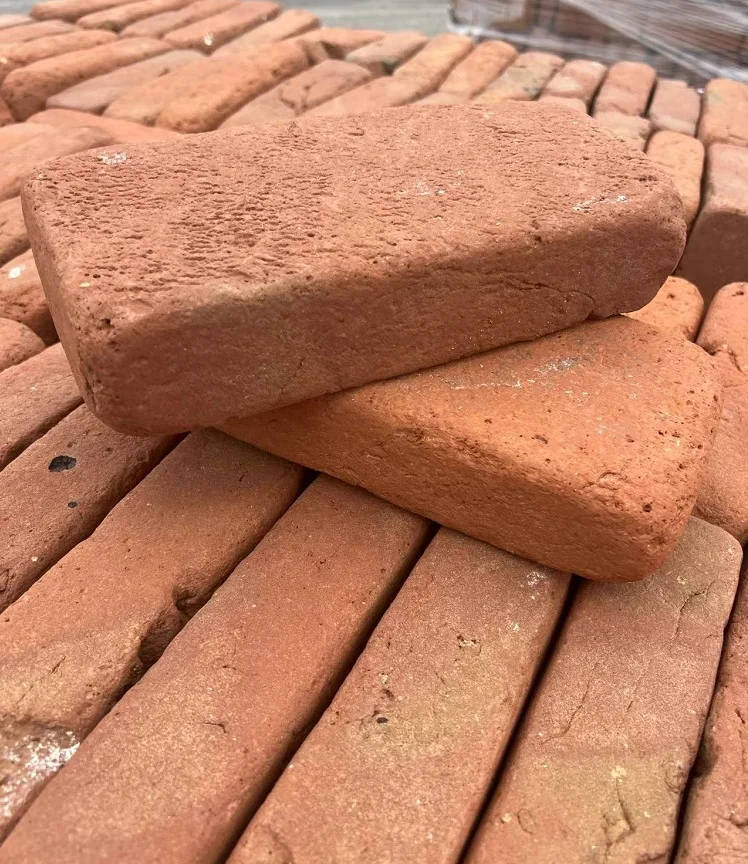 Восстановленные старые кирпичи красного цвета глины сплошной кирпич