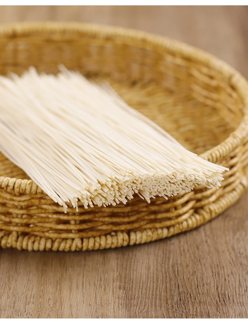 Лапша ручной работы с острой красной подливой и кислым соусом, Вегетарианская пища в фирменной упаковке