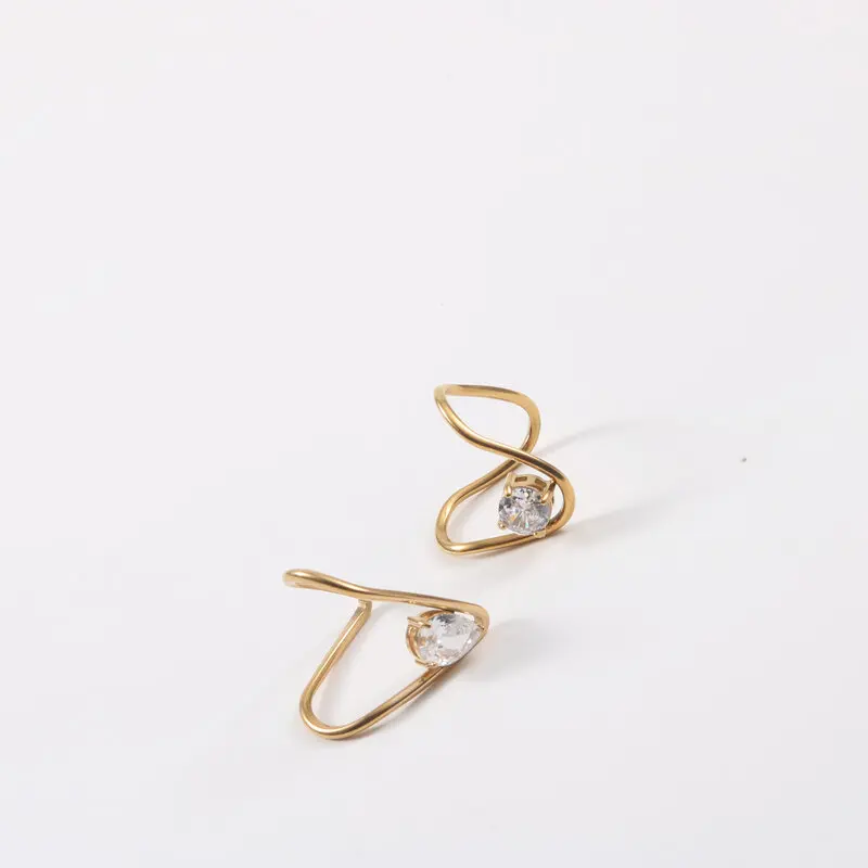 Elegant and Bold Fashion Ring with Naked Diamond and 18K Gold Coating