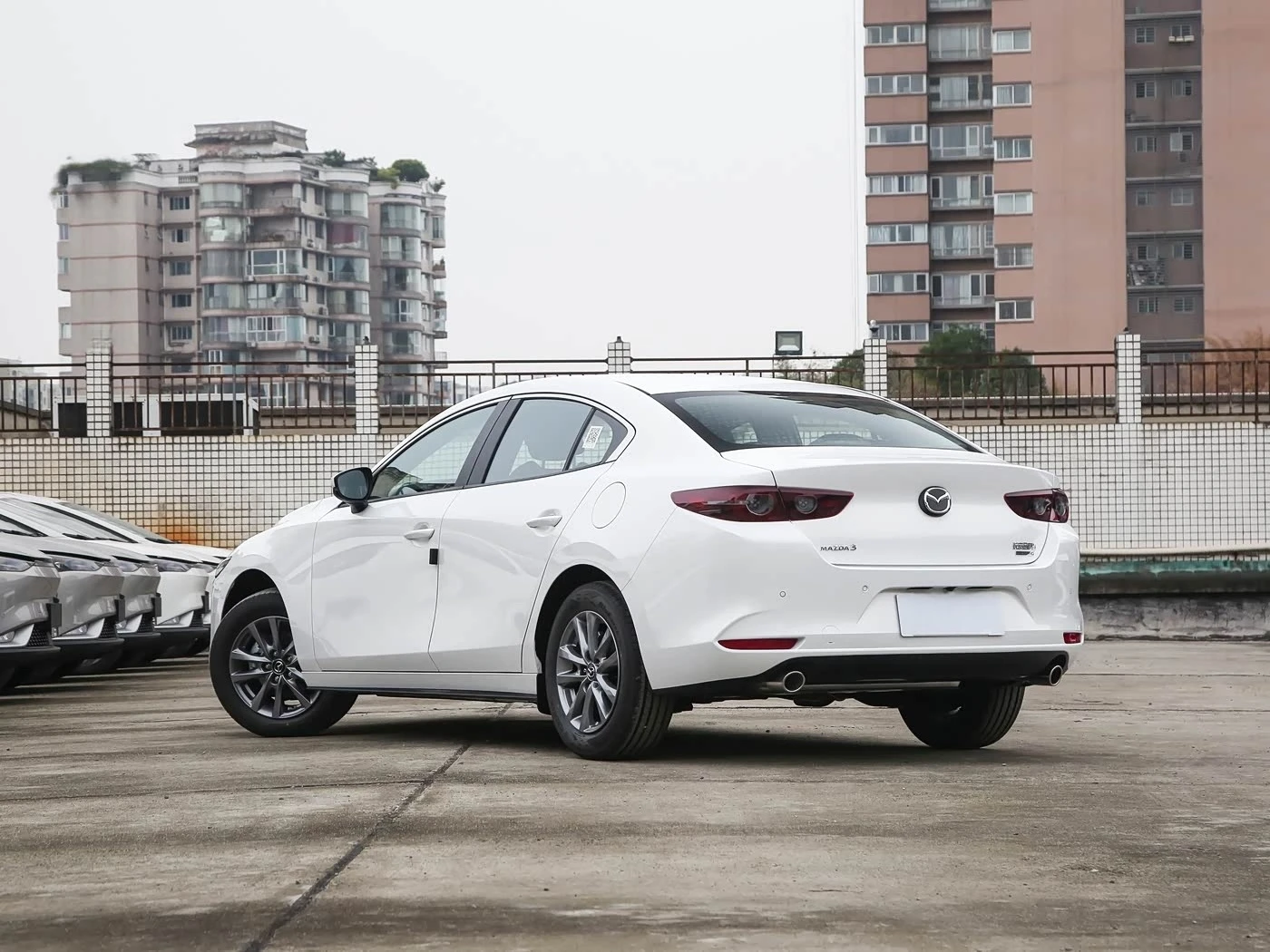 Mazda 3 Axela FWD газовый седан для водителей-энтузиастов ранее принадлежавший гибридной автоматической коробке передач кожаные сиденья камера заднего вида