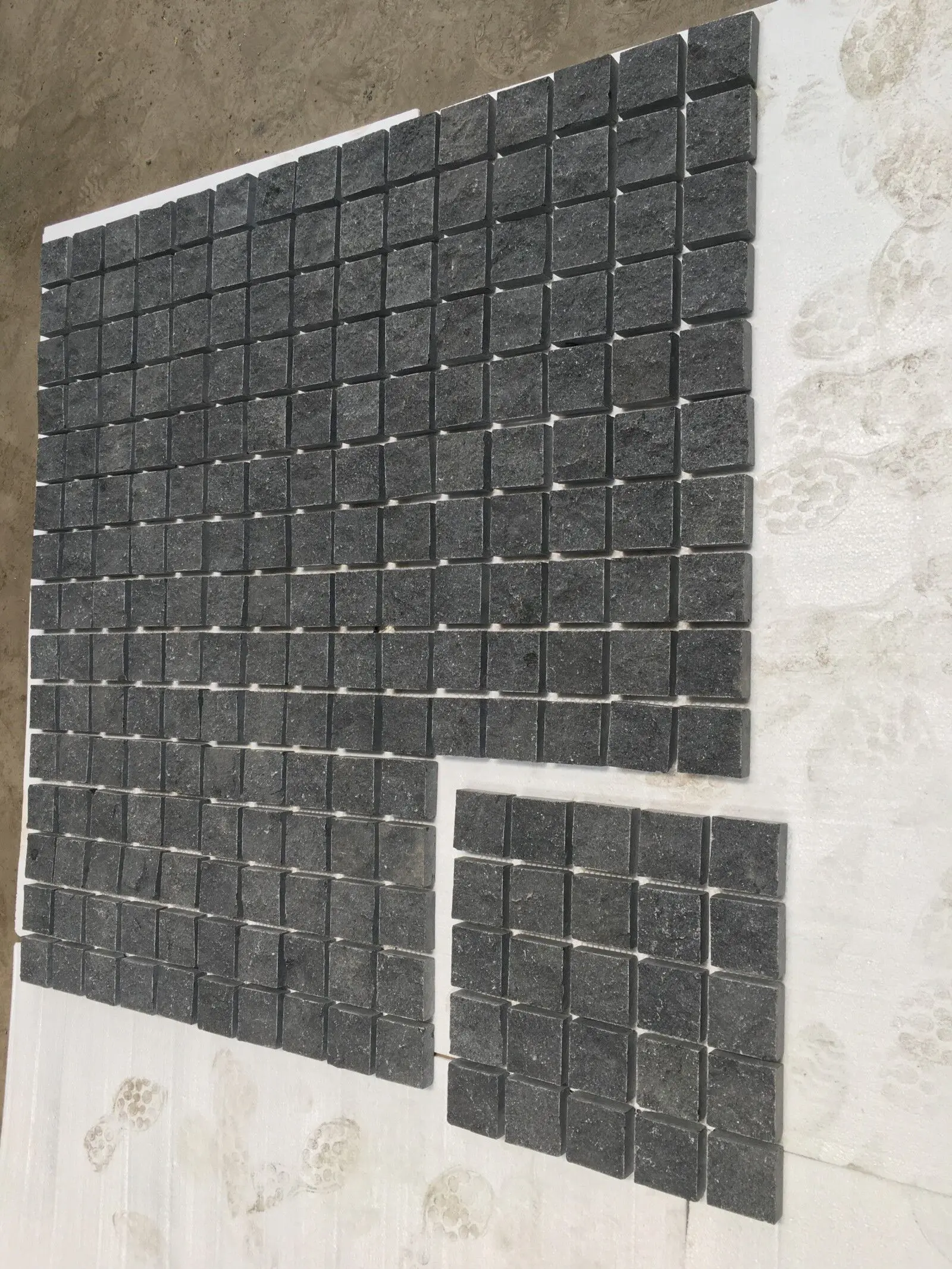 54x54cm Cobble Stone Natural Split Absolute Black Stone Pavers Outdoor Five Sides Natural Mesh Paver Suitable for Driveways