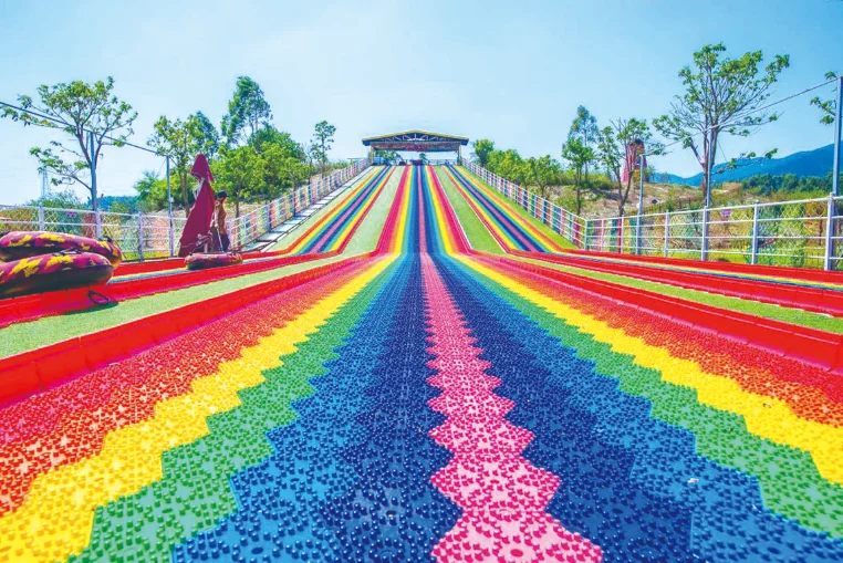 High quality  popular New Project Outdoor plastic rainbow snow dry slide for amusement resorts