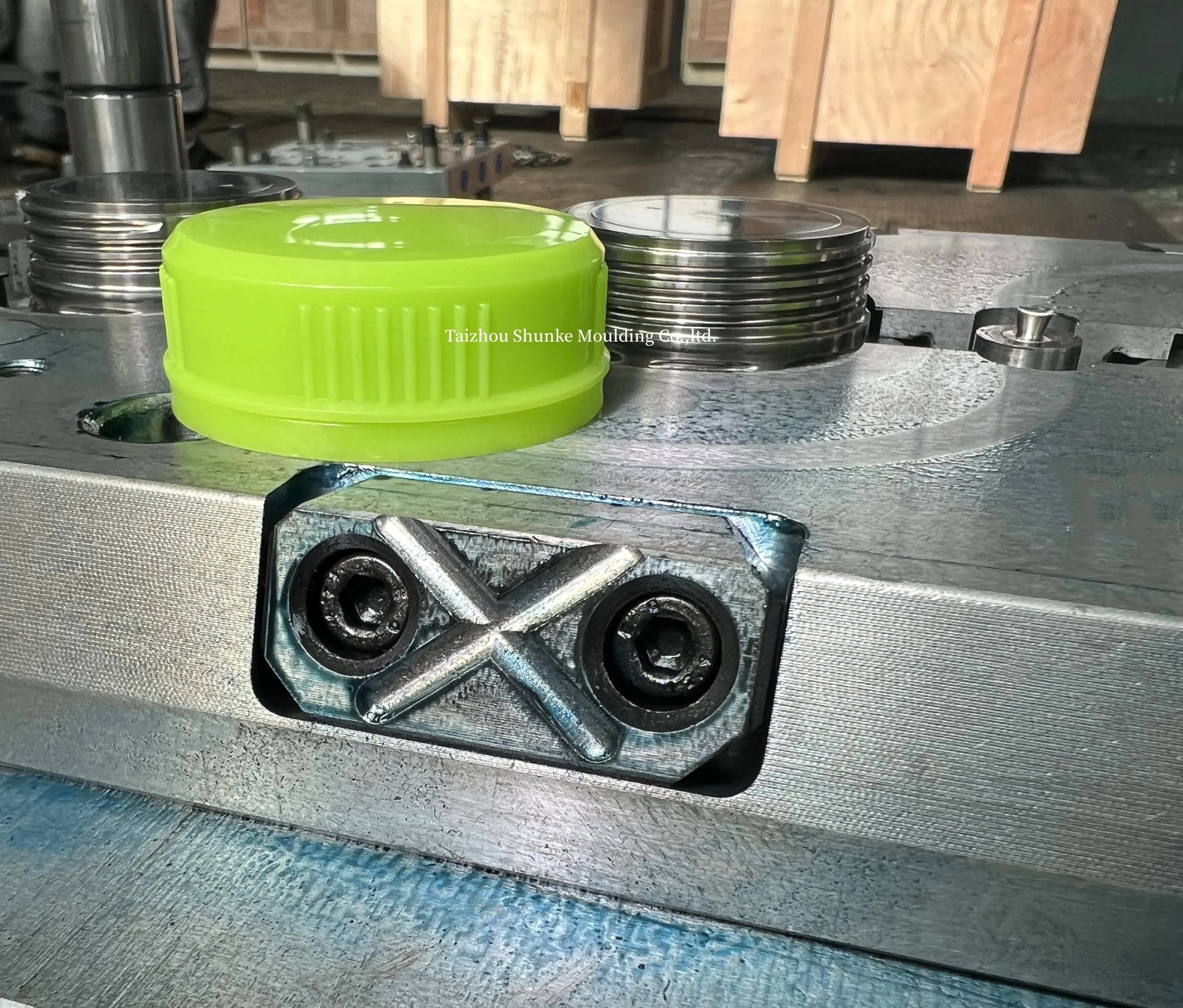 mold makers manufacturer plastic injection mold  lubricant engine oil cap injection mold