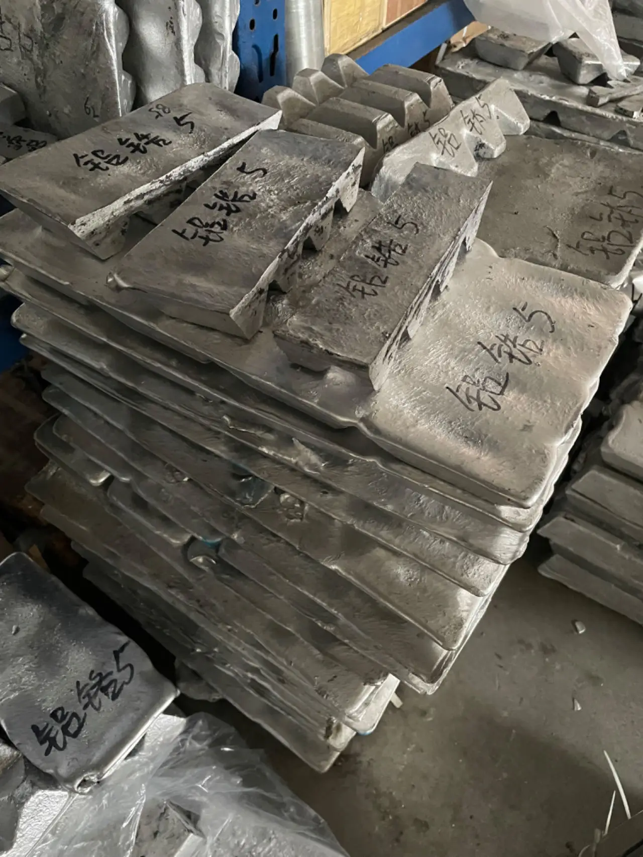 sells aluminum zirconium 5/aluminum titanium 5/aluminum boron 3/aluminum niobium 10 aluminum master alloy ingot