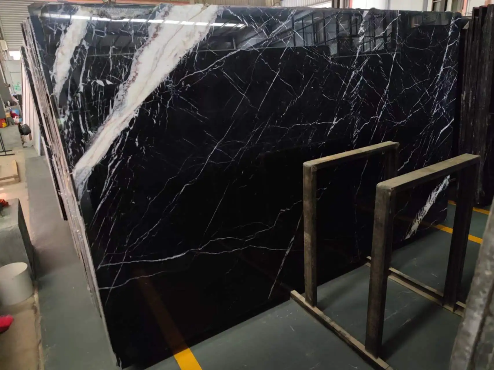 Полированный натуральный мрамор Black marquina