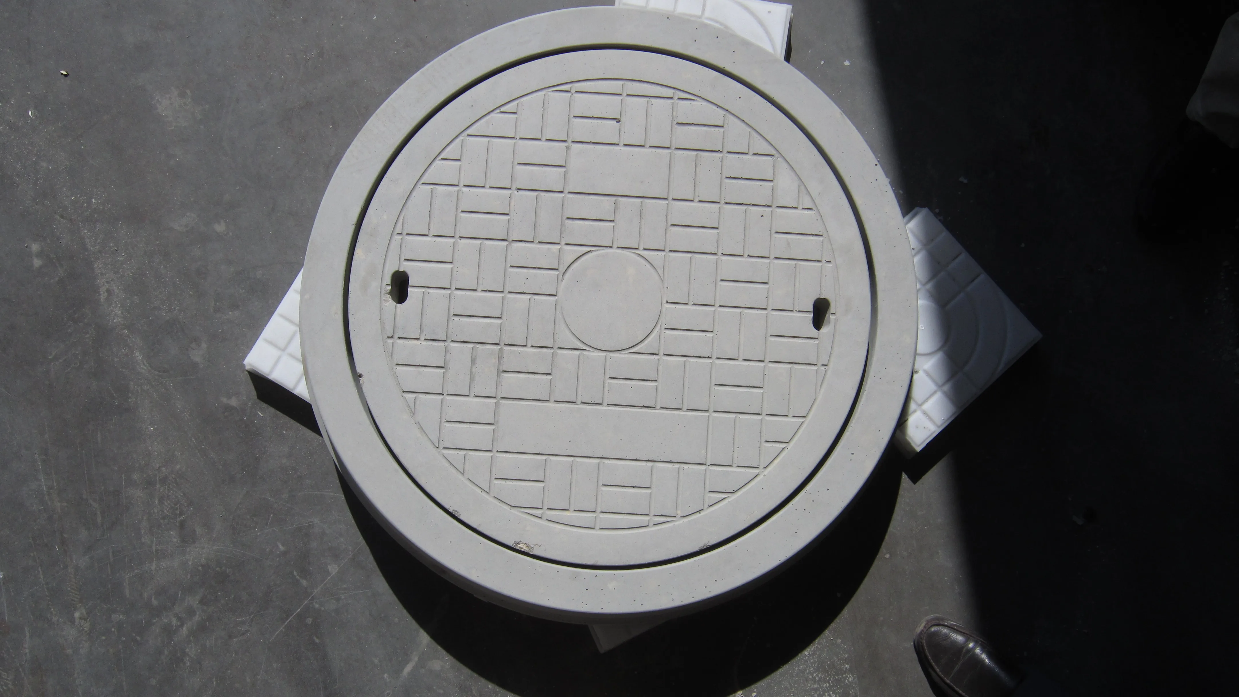 Plastic Mould Set of cover and pedestal for Round Manhole in the neighborhood 20cm Diameter*4
