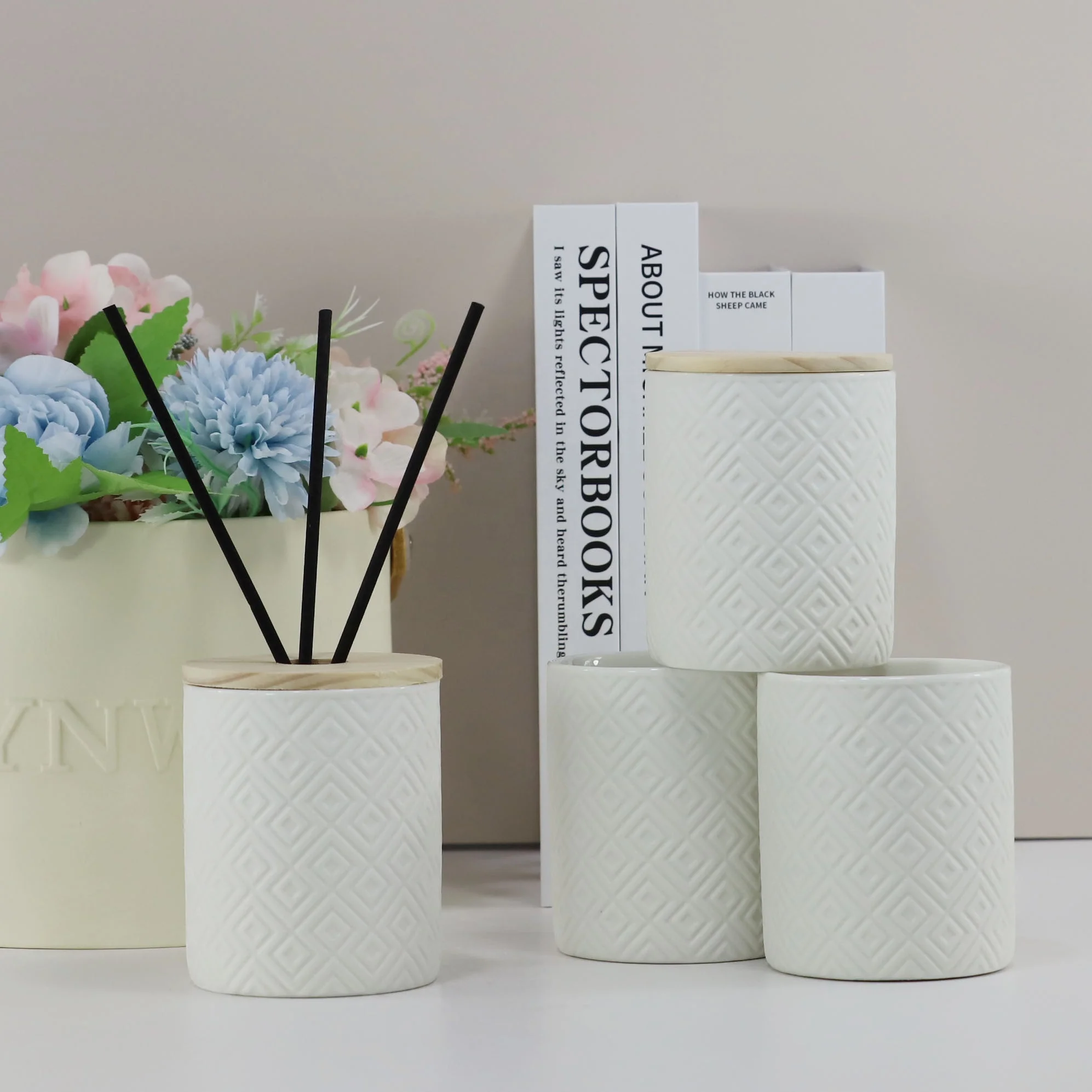 Wholesale Custom White Ceramic Aroma Flower Diffuser Luxury Ceramic Jars Aura Candle Vessels Porcelain Candle Jars With Lid & Gi