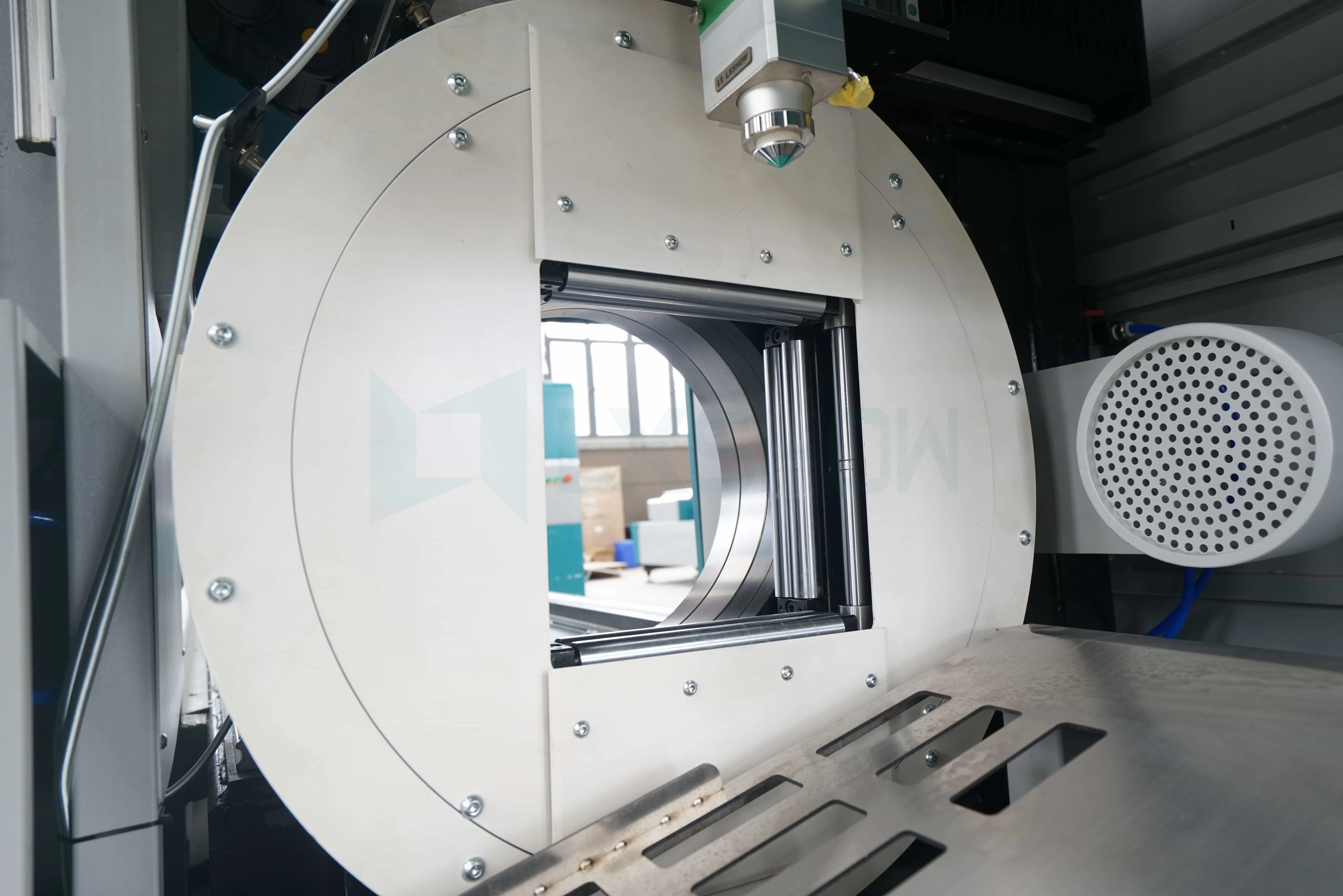 Vertical Two Chucks Pipe Laser Cutter 3kw Automatic Feeding Round Pipe Cutting Square Tube