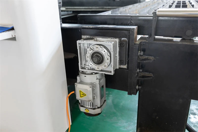 RAYMAX Hot sale 3015 metal fiber laser cutting machine lazer steel cut industrial machinery equipment