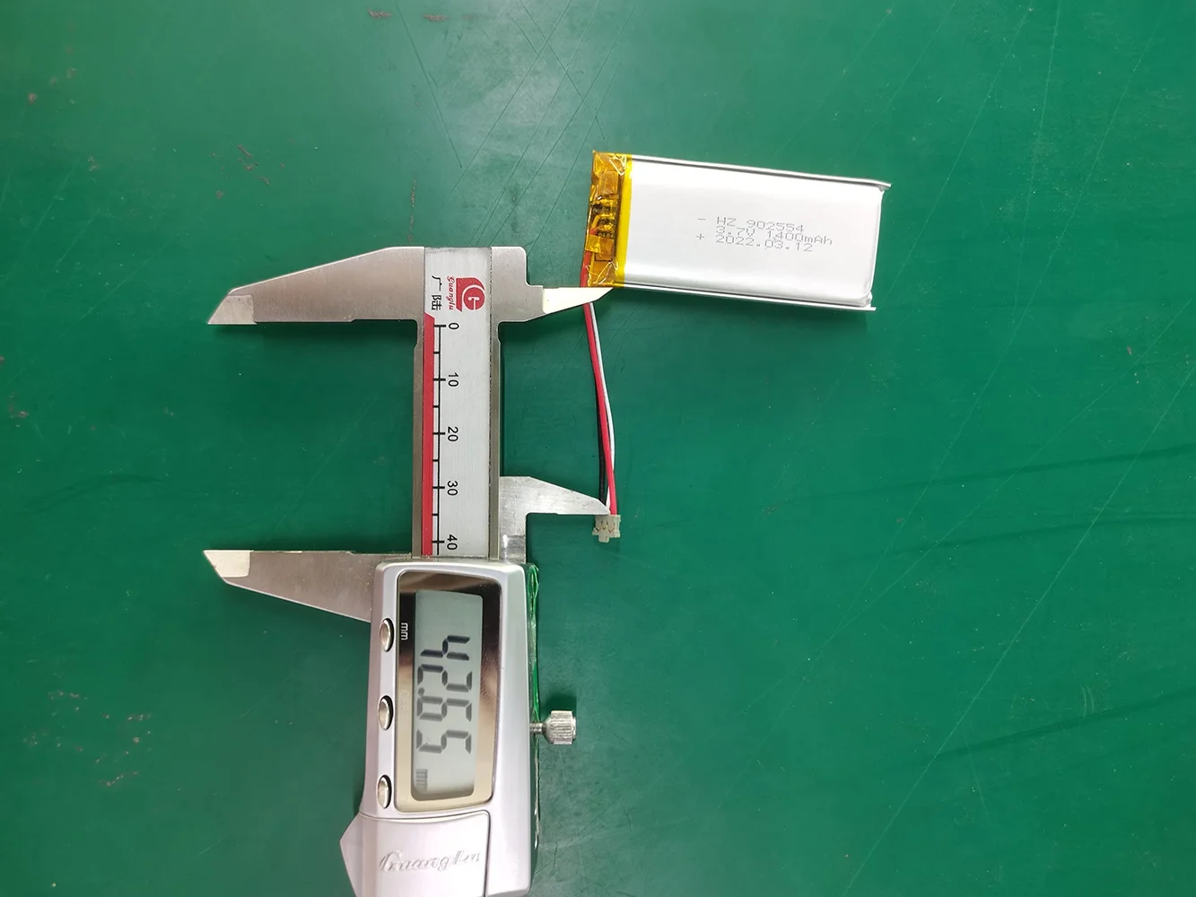 Factory price 902554 902555 3.7V 1400mAh rechargeable lithium polymer battery for smart device