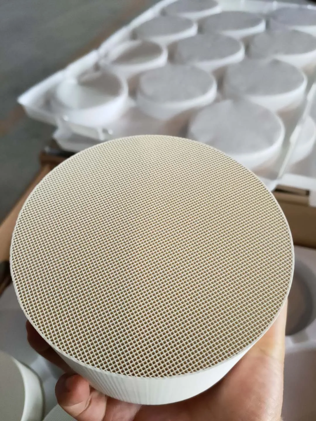 
Honeycomb Ceramic Catalytic Converter in Vehicles Exhaust system 