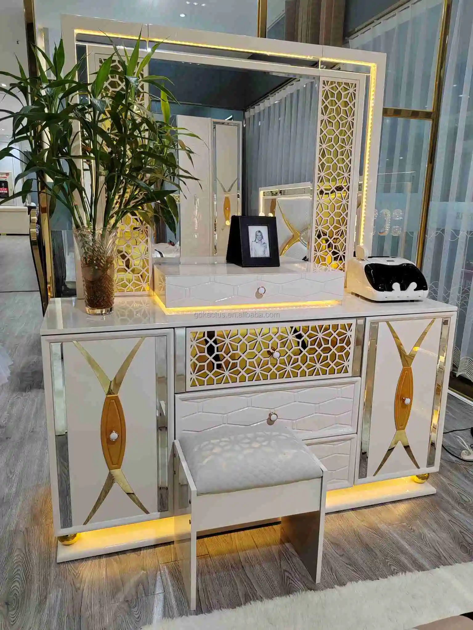 2023 brand new Luxurious king bedroom furniture sets LED lighted modern high gloss complete king size bedroom sets