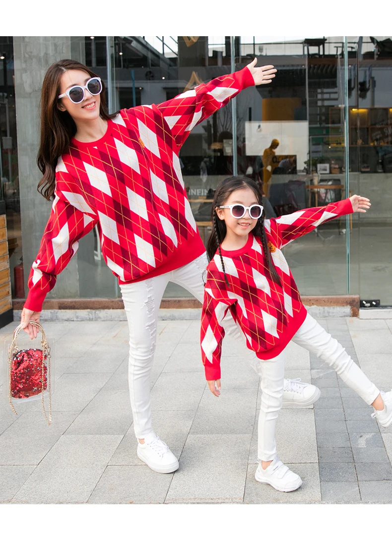 
Autumn and winter new cartoon embroidered bear diamond check mother and daughter matching family matching sweater 