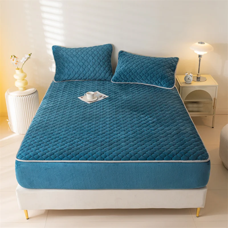 King-Size Warm Fluffy Fitted Bedsheet Velvet Bed Cover with Flannel Fleece Waterproof Polyester Mattress Protector for Hotels