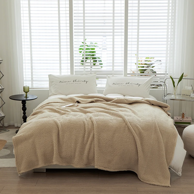 Wholesale Custom Super Warm Travel Blanket Polyester Fibre100% Solid Color Double-Sided Lamb Wool Blankets