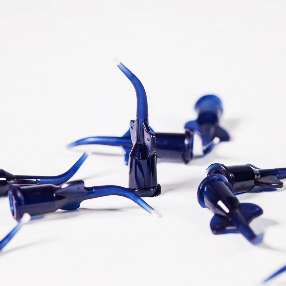 Disposable plastic pre-bent long curved dental needle capillary tip