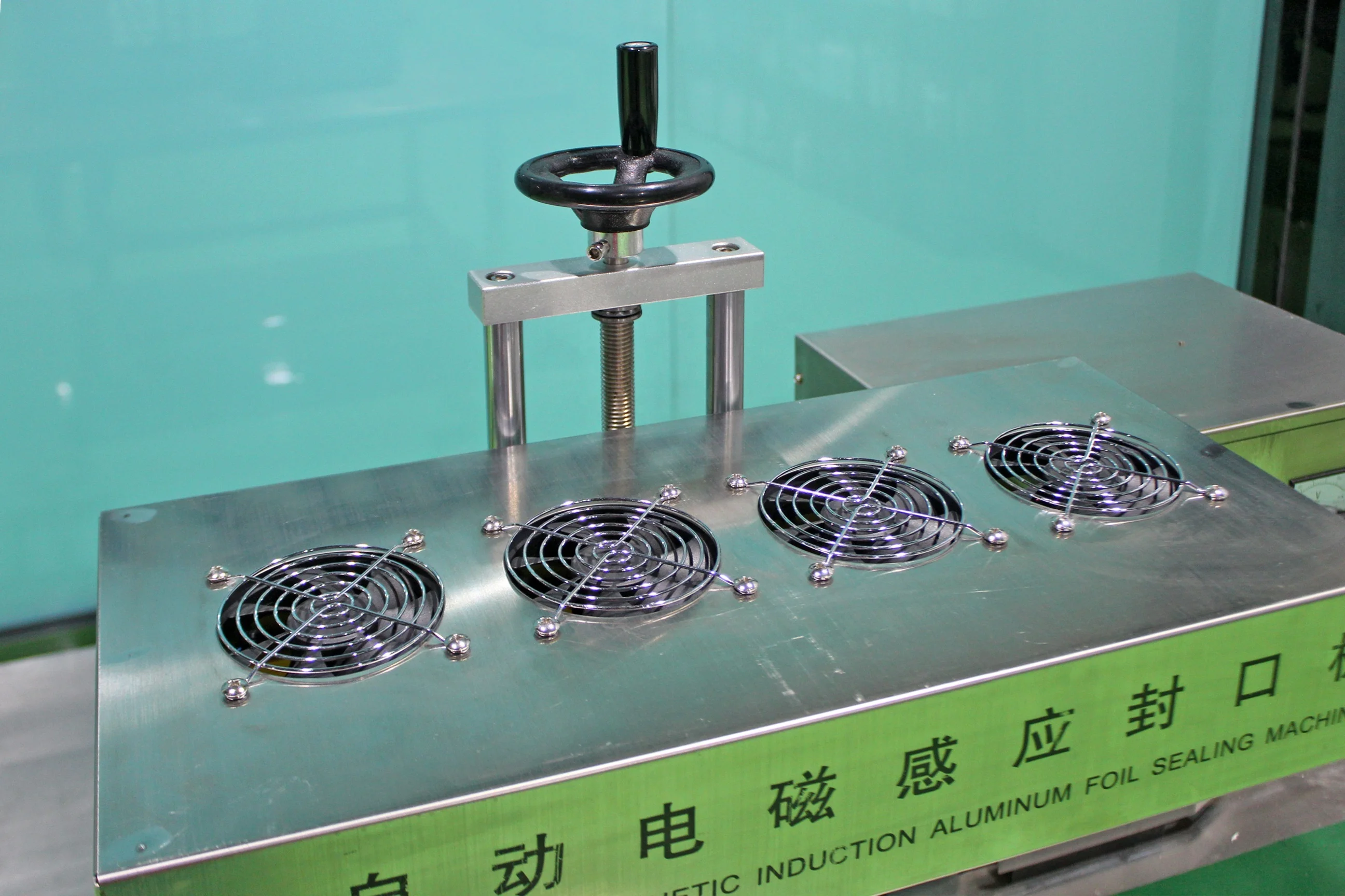 Automatic Continuous Plastic Bottle Electromagnetic Induction Aluminum Foil Sealing Machine