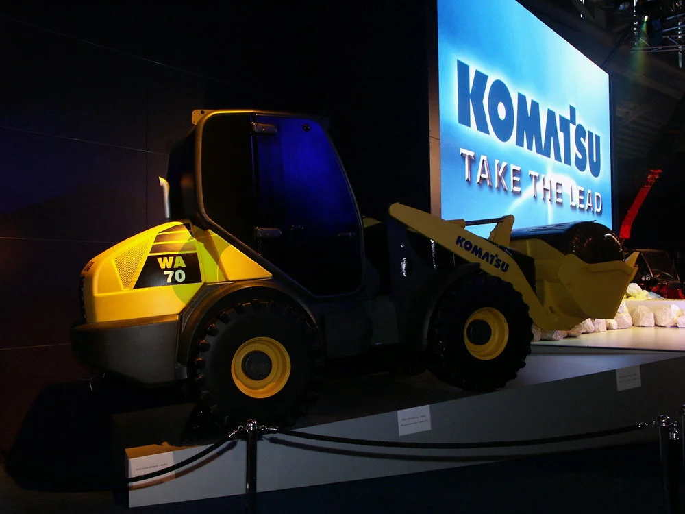 2022 China factory price yellow color radio control inflatable air flying excavator Backhoe Loader object Bionic excavator