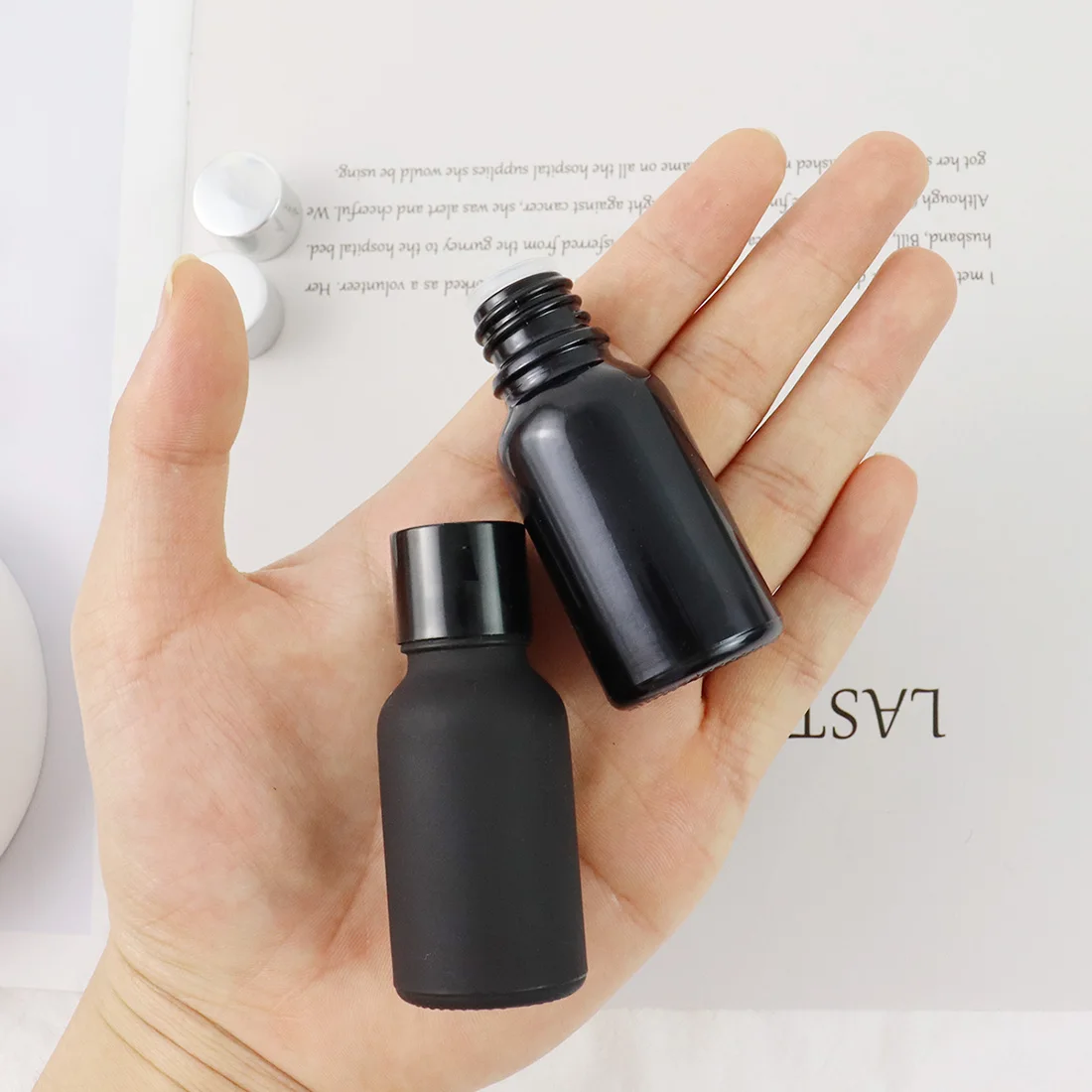 Ready to ship 15ml Black Glass Bottles Custom Small Essential Oil Bottles With Aluminium screw Cap