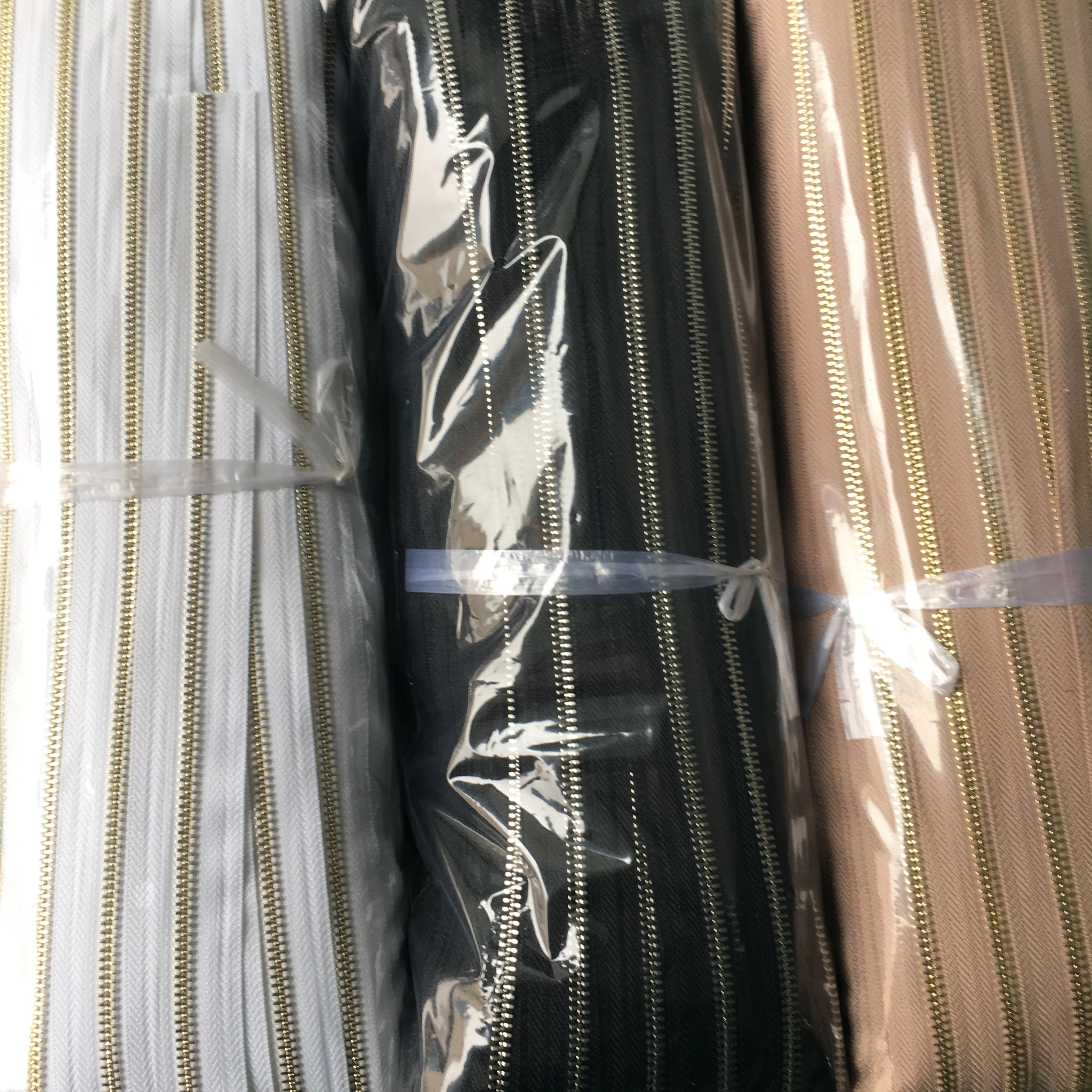 Factory direct wholesale 5# metal Y tooth code metal zipper roll long chain zipper tape for clothes, pants, bags, etc.